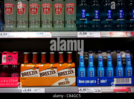 Altre bevande alcoliche in vendita in un supermercato uk Foto Stock