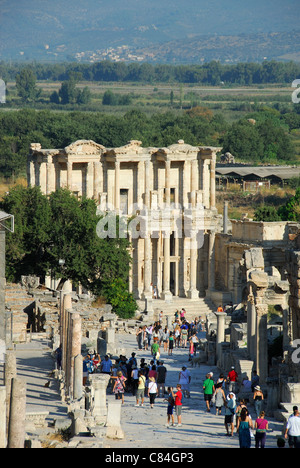 Efeso (EFES), Turchia. Una vista verso il basso Curetes modo alla biblioteca di Celso. 2011. Foto Stock