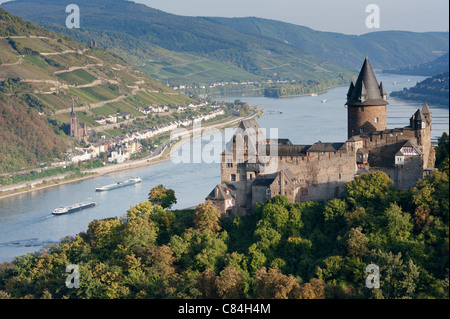 Vista del castello di Burg Stahleck a Bacharach villaggio sul romantico fiume Reno in Germania Foto Stock
