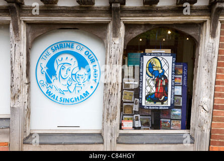 Negozio di articoli da regalo vendita di oggetti religiosi nella meta di pellegrinaggio villaggio di Little Walsingham, Norfolk, Inghilterra, Regno Unito. Foto Stock