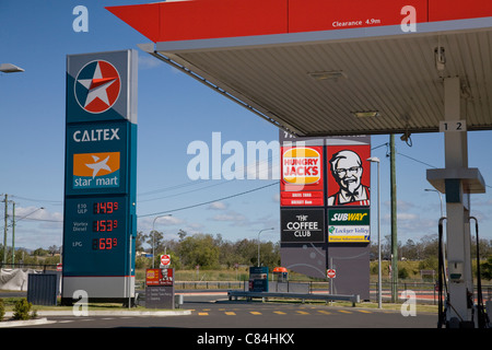 Piazzale di una stazione di servizio caltex nel Queensland con prese affamate e negozi KFC, Australia Foto Stock