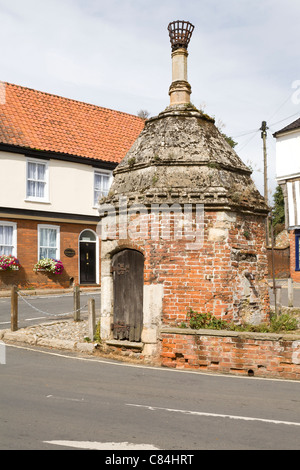 Il villaggio medievale di pompa ad acqua a Little Walsingham, Norfolk, Inghilterra, Regno Unito. Foto Stock