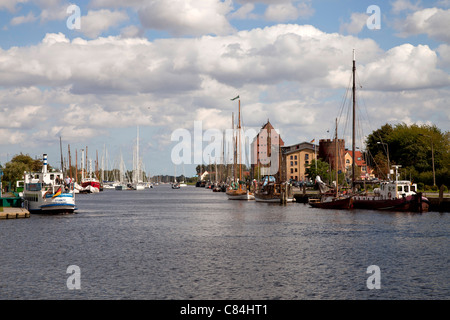 Barche sul fiume Ryck vicino Città Anseatica di Greifswald, Meclenburgo-Pomerania Occidentale, Germania Foto Stock