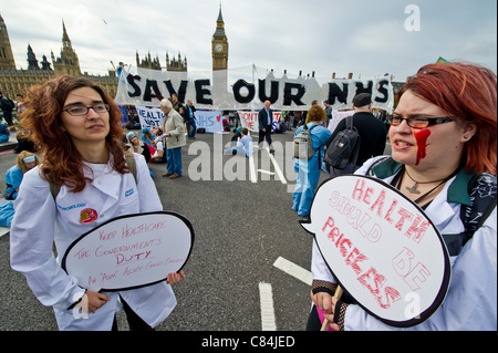 Una demo dal titolo blocco ponte/bloccare il Bill organizzato da UK intonso per interrompere le modifiche al NHS. Westminster Bridge, Londra Foto Stock