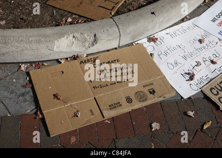 Occupare Bloomington Wall Street segni di protesta a popoli Park. La protesta ha iniziato domenica 9 ottobre 2011 in solidarietà ai manifestanti che occupano Wall Street a New York. Foto Stock