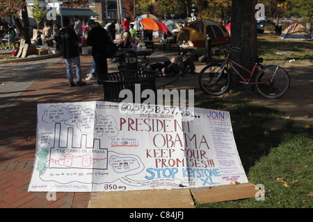 Occupare Bloomington Wall Street segni di protesta a popoli Park. La protesta ha iniziato domenica 9 ottobre 2011 in solidarietà ai manifestanti che occupano Wall Street a New York. Foto Stock