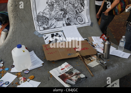 Occupare Bloomington Wall Street segni di protesta a popoli Park. La protesta ha iniziato domenica 9 ottobre 2011 in solidarietà ai manifestanti che occupano Wall Street a New York. Foto Stock