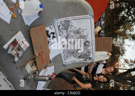 Occupare Bloomington Wall Street segni di protesta a popoli Park. La protesta ha iniziato domenica 9 ottobre 2011 in solidarietà ai manifestanti che occupano Wall Street a New York. Foto Stock