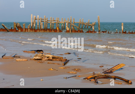 Rotto le difese di mare sulla spiaggia di happisburgh in Norfolk Inghilterra Foto Stock