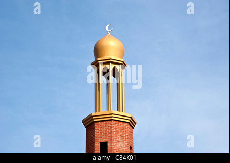 Redditch nuovo minareto della moschea e crescent contro un cielo blu Foto Stock