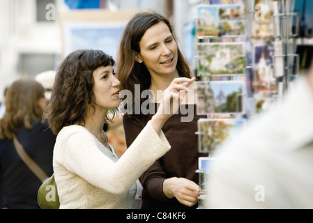 Femmina di turisti in cerca di cartoline Foto Stock