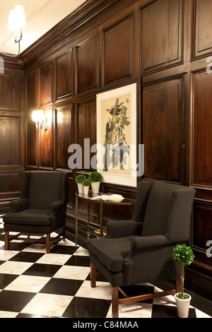 Rivestite di pannelli in legno Vintage Hotel Atrio Interno con John James Audubon Stampa, NYC Foto Stock