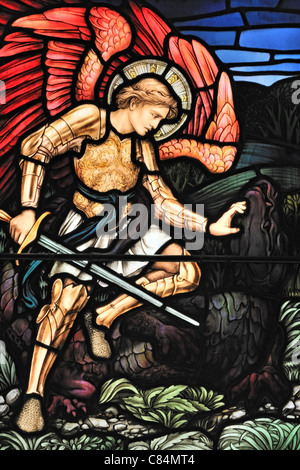 San Michele che uccide il drago dell'Apocalisse (Satana), Brampton Chiesa, Cumbria, Inghilterra Foto Stock