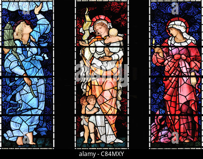 Le tre virtù, la fede (a destra), la speranza (sinistra) e carità, St Martin's Church, Brampton, Cumbria, Inghilterra Foto Stock