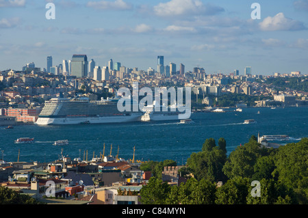 Navi da crociera sul Bosforo Istanbul Turchia Europa Foto Stock