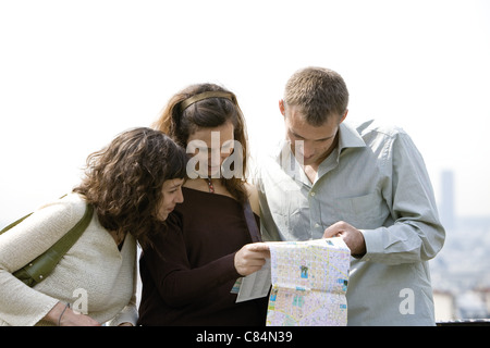 Turisti mappa di consulenza Foto Stock