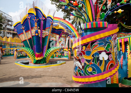 Colorato 'Ajeya Sanghati Durga puja pandal' su M.G. Strada in Kolkata (Calcutta), West Bengal, India. Foto Stock