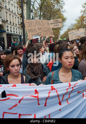 Crowd Scene, gli studenti francesi marciano su Street per protestare contro le misure di austerità del governo che interessano anche l’istruzione. Parigi, segnali di protesta, Francia, folla triste Foto Stock