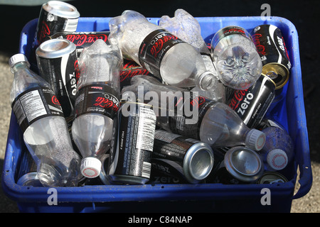 Blue cestino pieno di vuoto Coke Zero lattine e Coke Zero bottiglie Foto Stock