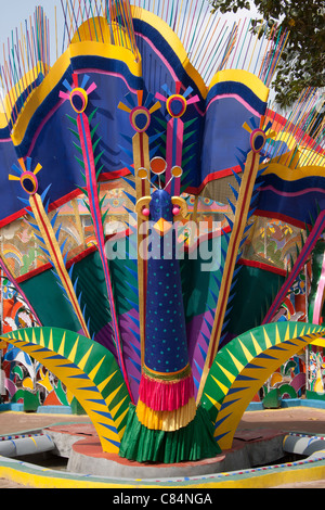Colorato 'Ajeya Sanghati Durga puja pandal' su M.G. Strada in Kolkata (Calcutta), West Bengal, India. Foto Stock