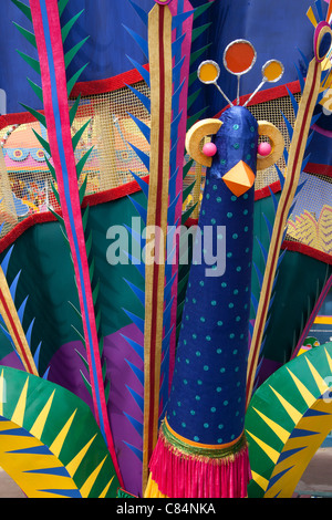 Colorato 'Ajeya Sanghati Durga puja pandal' su M.G. Strada in Kolkata (Calcutta), West Bengal, India. Foto Stock