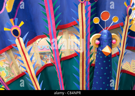 Colorato 'Ajeya Sanghati Durga puja pandal' su M.G. Strada in Kolkata (Calcutta), West Bengal, India. Foto Stock