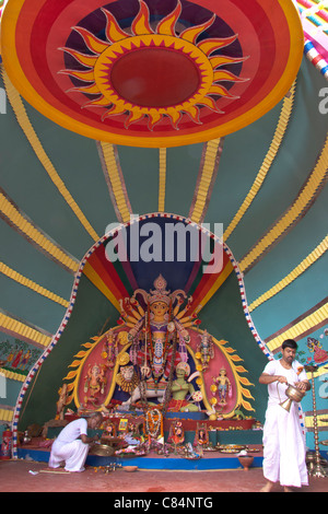 Raffigurazione della dea Durga all 'Ajeya Sanghati Durga puja pandal' su M.G. Strada in Kolkata (Calcutta), West Bengal, India. Foto Stock