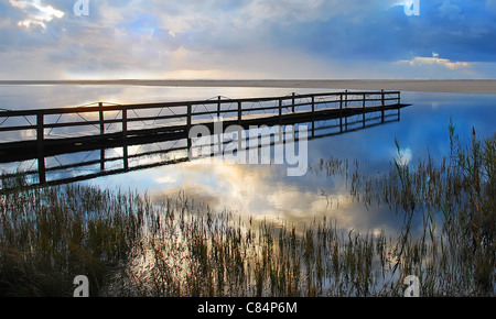 Una calma laguna in riflessione, Costa d'argento, Portogallo Foto Stock