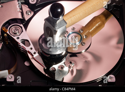 Disco magnetico all'interno di un calcolatore unità hd mostra danni alla superficie dello specchio dei dischi magnetici e di lettura e scrittura testa da un martello Foto Stock