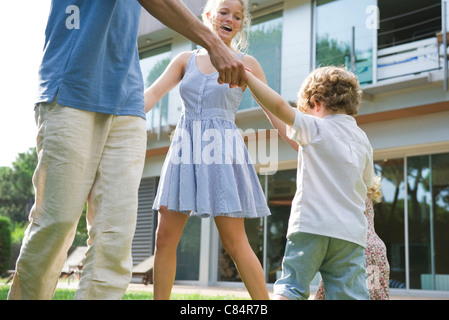 Famiglia la riproduzione ad anello attorno al Rosy all'aperto Foto Stock