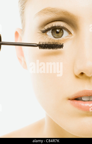 Donna applicazione di mascara, close-up Foto Stock