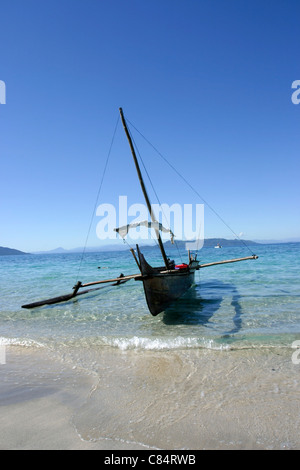 Tipica vela malgascio barca di legno in Oceano Indiano Madagascar Nosy Tanikely isola vicino a Nosy Be mare geografia Africa Foto Stock