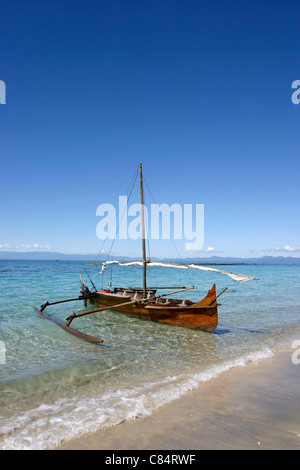 Tipica vela malgascio barca di legno in Oceano Indiano Madagascar Nosy Tanikely isola vicino a Nosy Be mare geografia Africa Foto Stock