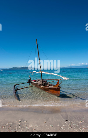 Tipica vela malgascio barca di legno in Oceano Indiano Madagascar Nosy Tanikely isola vicino a Nosy Be mare geografia Africa Foto Stock