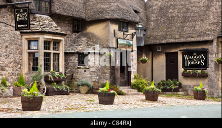 Un grazioso pub con il tetto di paglia nei pressi di Avebury nel Wiltshire, Inghilterra, Regno Unito Foto Stock