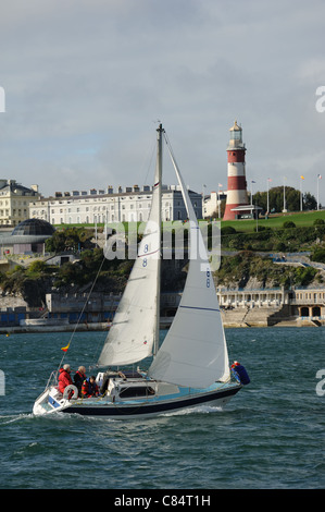 Barca a vela off The Devonshire costa a Plymouth Regno Unito Inghilterra con lo sfondo del famoso Plymouth Hoe Foto Stock