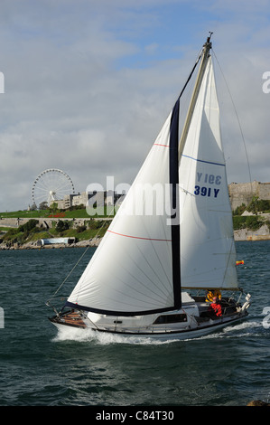 Barca a vela off The Devonshire costa a Plymouth Regno Unito Inghilterra con lo sfondo del famoso Plymouth Hoe Foto Stock