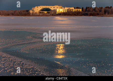 Sole serale reflefting da Windows di hotel spa Eden Nallikari Oulu FINLANDIA Foto Stock