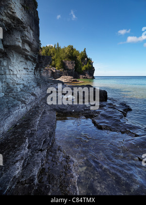 Le scogliere su una riva di Georgian Bay. Bruce Peninsula National Park, Ontario, Canada. Foto Stock