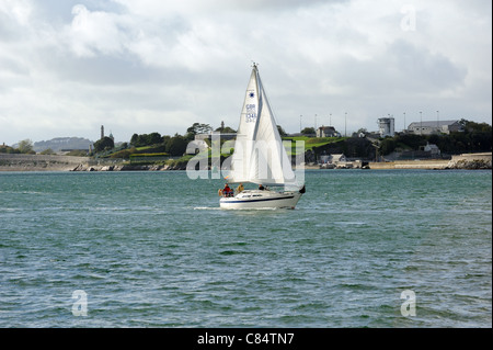 Barca a vela off The Devonshire costa a Plymouth Regno Unito Inghilterra Foto Stock