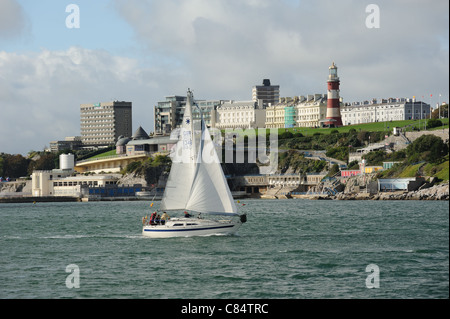 Barca a vela off The Devonshire costa a Plymouth Regno Unito Inghilterra con lo sfondo del famoso Plymouth Hoe Foto Stock