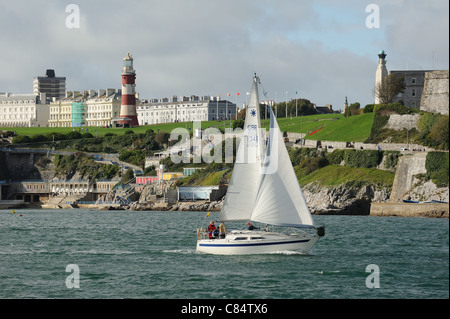 Barca a vela off The Devonshire costa a Plymouth Regno Unito Inghilterra con lo sfondo del famoso Plymouth Hoe Foto Stock