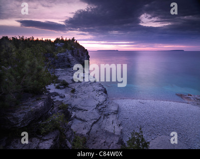 Tramonto stupendo scenario del Georgian Bay Spiaggia rocciosa. Bruce Peninsula National Park, Ontario, Canada. Foto Stock