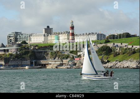 Barca a vela off The Devonshire costa a Plymouth Regno Unito Inghilterra con lo sfondo del famoso Plymouth Hoe Foto Stock