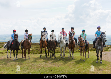 Un gruppo di piloti del Cavallino fermandosi per un riposo a Dunkery Beacon, Somerset, il punto più alto di Exmoor (1705 piedi) Foto Stock