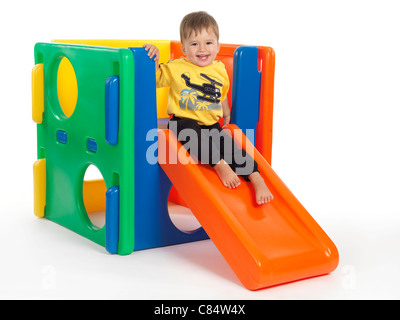 Felice circa un anno e mezzo il vecchio bambino su una diapositiva. Isolato su sfondo bianco. Foto Stock