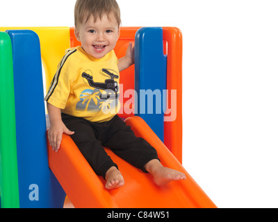 Felice circa un anno e mezzo il vecchio bambino su una diapositiva. Isolato su sfondo bianco. Foto Stock