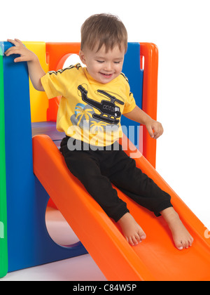 Felice circa un anno e mezzo il vecchio bambino su una diapositiva. Isolato su sfondo bianco. Foto Stock