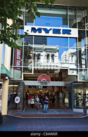 La zona pedonale di Rundle Street Mall Area dello Shopping di Adelaide con negozi affollati e memorizza il Sud Australia Foto Stock