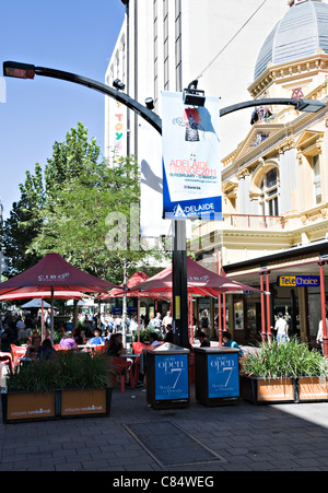 La zona pedonale di Rundle Street Mall Area dello Shopping di Adelaide con negozi affollati e memorizza il Sud Australia Foto Stock